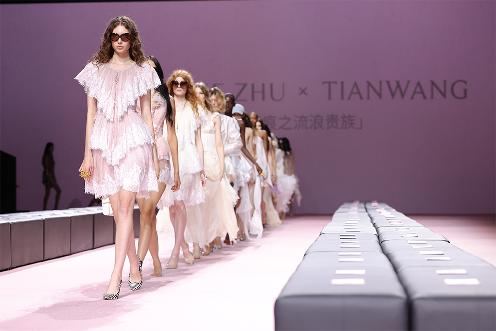 天王表×CHUNDIE ZHU登陆SS2027上海时装周 《时间织痕之流浪贵族》演绎女性时间叙事